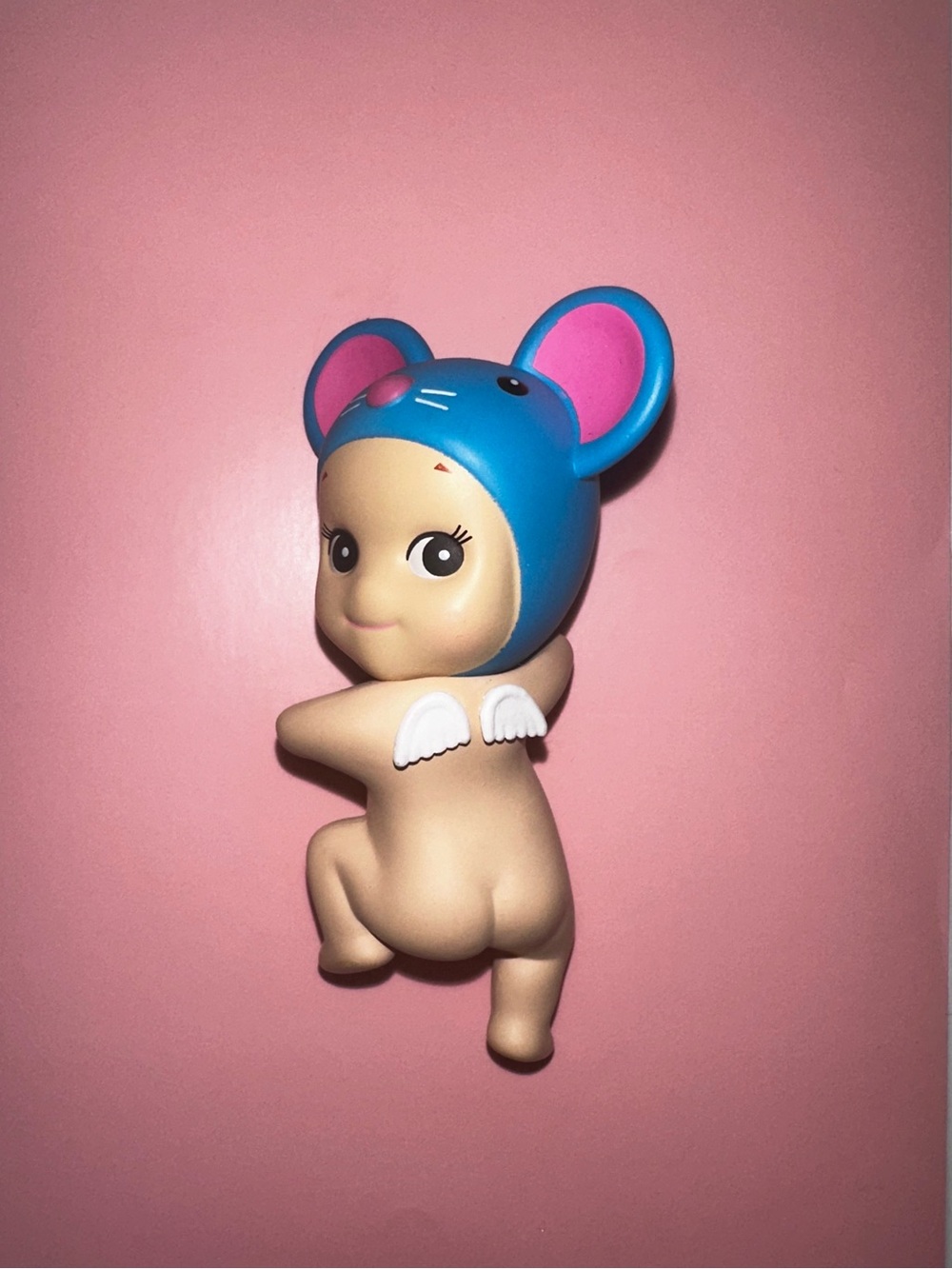 100% authentic Sonny Angel Looking Back Hipper (Mouse). Brand new